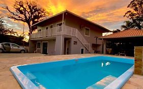 Apartamento em chácara próximo as praias com piscina e quiosque.